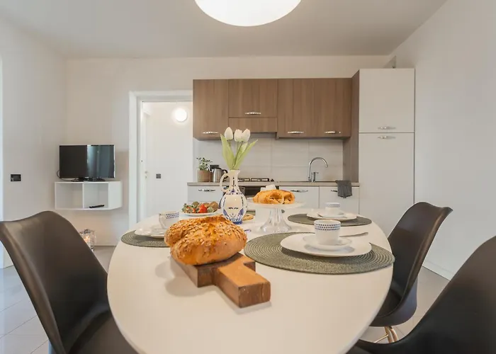 Ponente Balcony & Garden By Rent Apartment